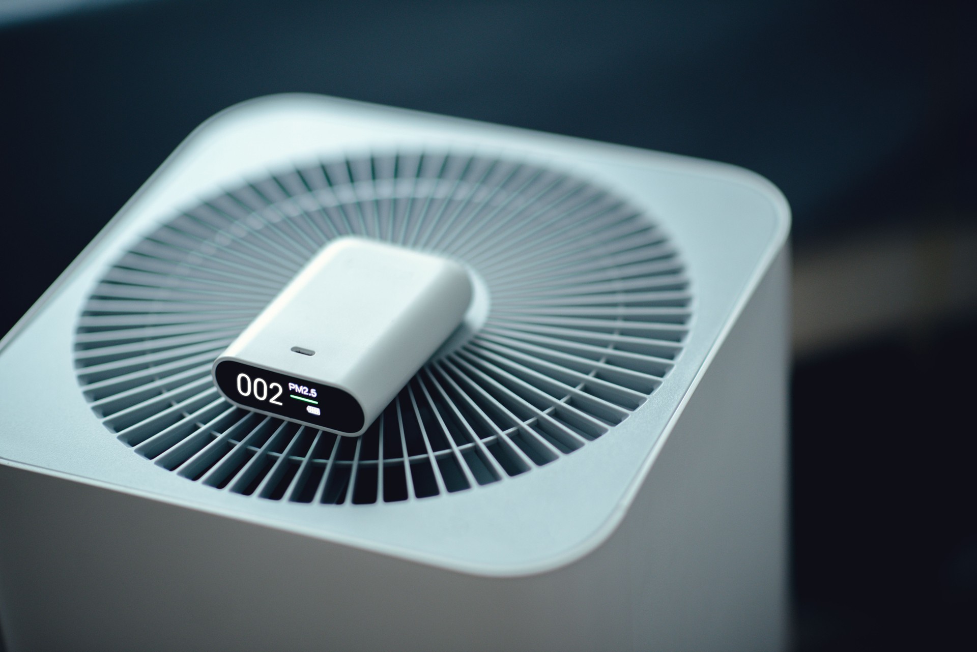 PM2.5 - measuring indoor air quality and air purifier effectiveness. Dust free area for health.